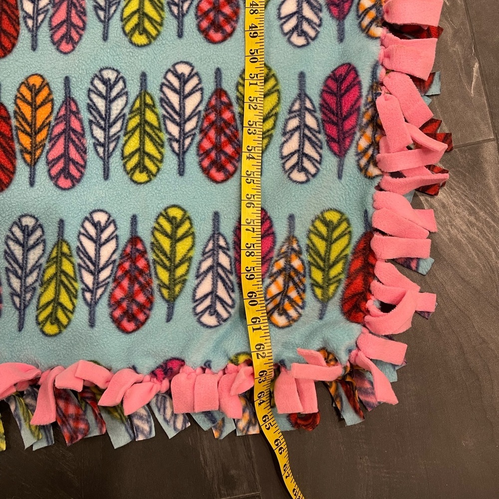 BLANKET Fleece Feather Design Size 52” x 62” Handmade Excellent Condition - Picture 6 of 7